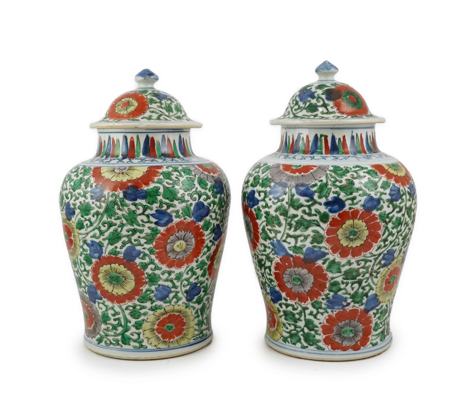 A pair of Chinese Transitional wucai vases and covers, Shunzhi / early Kangxi, late 17th century